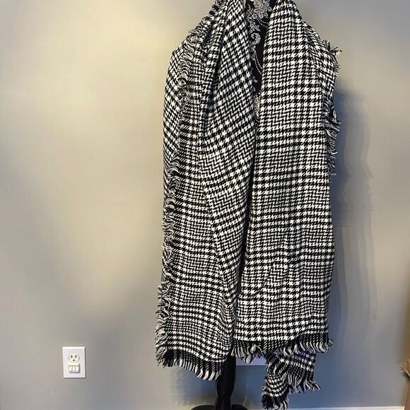 Lord & Taylor Oversized Scarf . Black/White . NEW - Picture 1 of 3